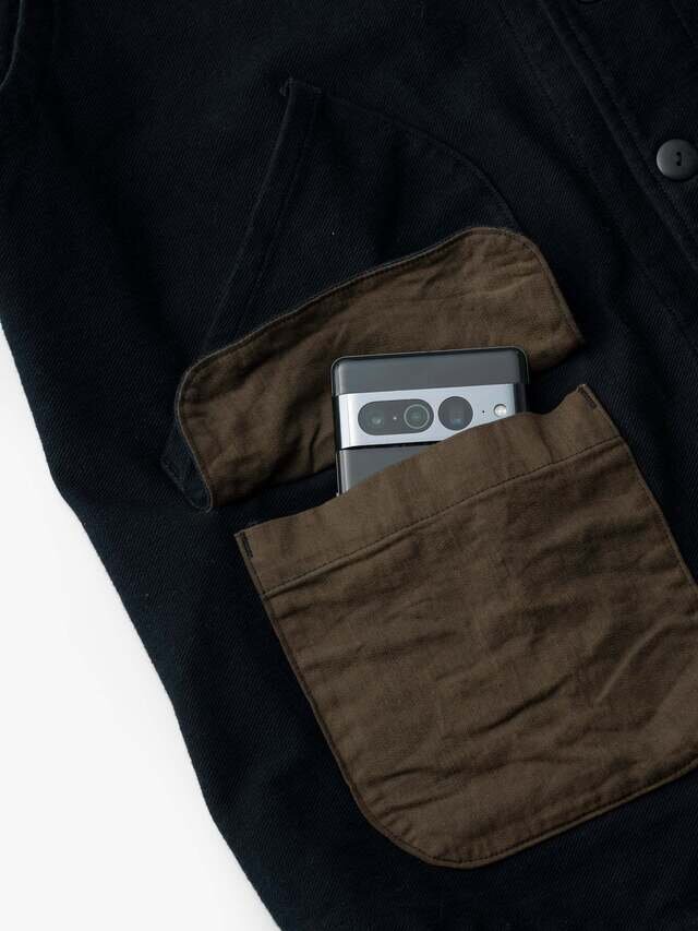 左右にはスマホがすっぽり入るポケットがひとつずつ。