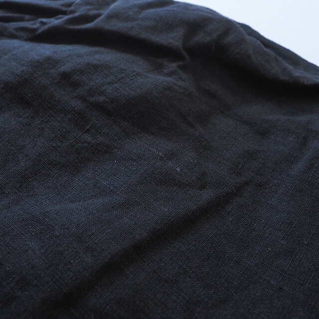 ※当製品には麻が使われております。そのため独特のネップや天然素材ならではの黒や茶色の糸のふしが見られる場合があります。また縫製後しわ感をだすため、製品洗いをしておりますので、多少の斜行がある場合がございます。しわ感、ネップも含めた質感などを楽しんでいただけましたら幸いです。