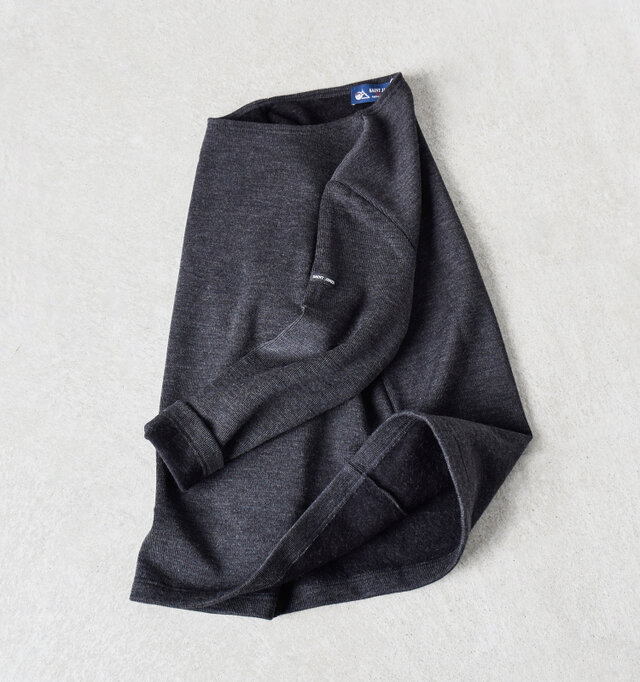 世界中の人から愛されるSAINT JAMESの代表モデル<OUESSANT(ウエッソン)>。
人気の形はそのままに、秋冬仕様のセーターにデザインしました。
表地にウール、裏地に起毛コットンを使用し、温かく優しい肌ざわり。
定番アイテムが季節を越えて着られるのは嬉しいですね。
