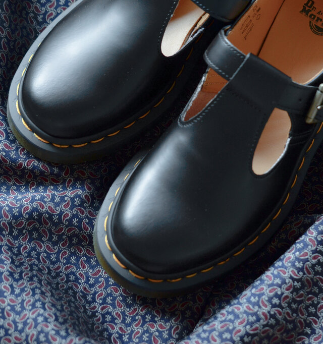 50年代に流行したクラシックなメリージェーンをモデルに復刻させた”POLLEY”シューズ。
学校の制服やカジュアルな場での使用だけでなく、ポップカルチャーに欠かせないアイテムとしても人気があります。伝統あるシルエットはそのままに、アッパーには滑らかなスムースレザーを使用。
ドクターマーチンのDNAであるイエローのウェルトステッチで仕上げました。