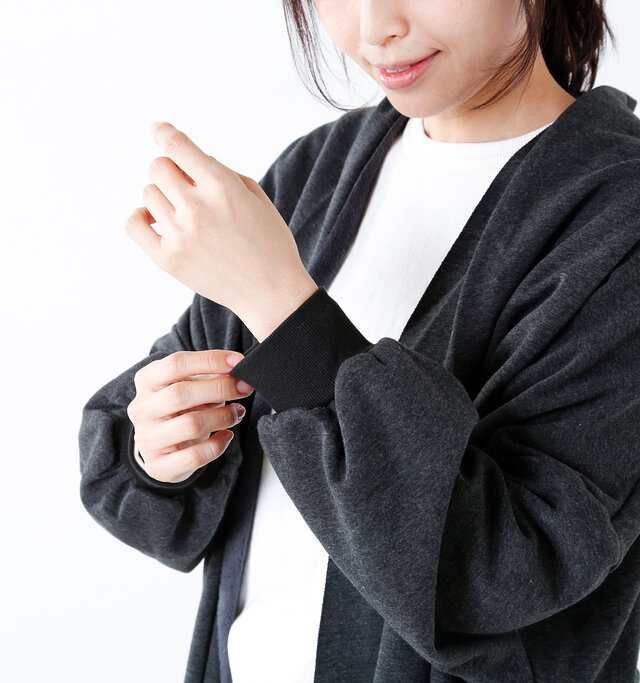 袖口は、きゅっと窄まったリブ仕様。程よい伸縮性で、手首に気持ちよくフィットします。冷たい外気から守ってくれるのも嬉しいですね。
