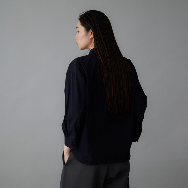 深みのあるコンが、装いに落ち着きと上品さを添えます。