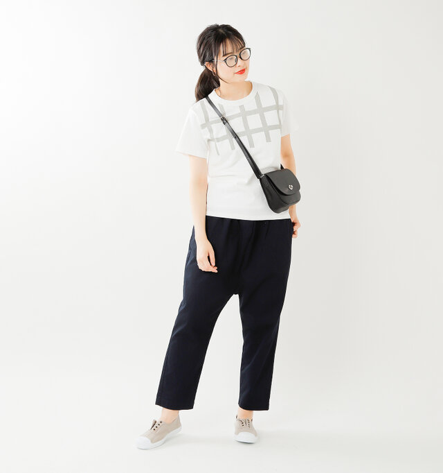 color : beige / size : 38
シューレースなしだからスリッポンのようにさっと履けて、ちょっとそこまでのおでかけにも便利。