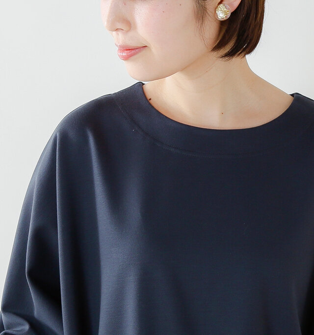 襟元は程よく開いたラウンドネック。
余計な装飾のないシンプルなデザインで、小物やアクセサリーなどでスタイリングのアレンジを楽しめます。