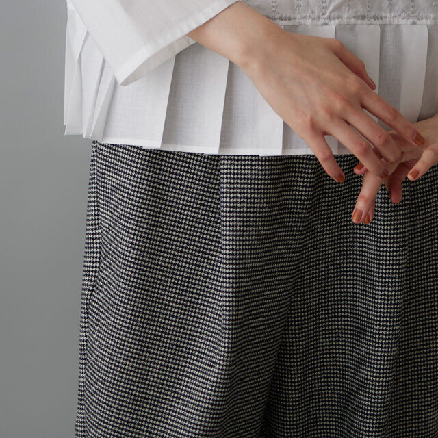 やわらかな素材にキリッと入るワンタックが、シルエットを引き立てます。