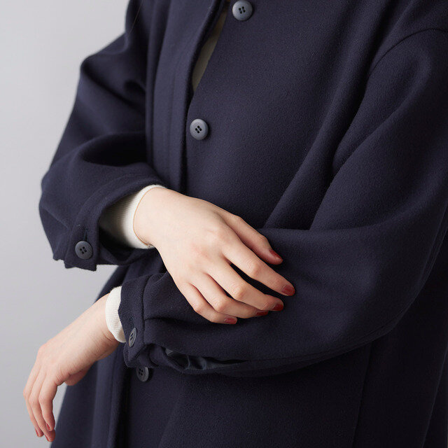 袖口はカフス仕立てで、さりげなく印象を引き締めます。