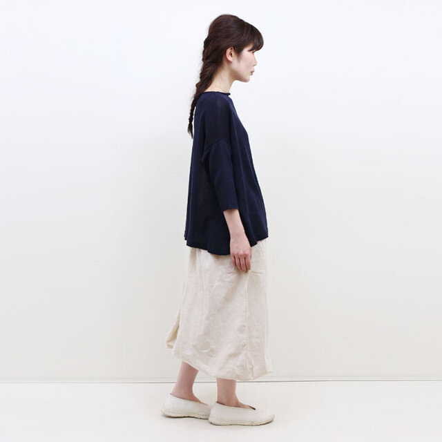 年齢を問わず心地よく着ていただける、シンプルで快適なパンツです。お出かけ着としてはもちろん、お部屋着としてもご活用ください。