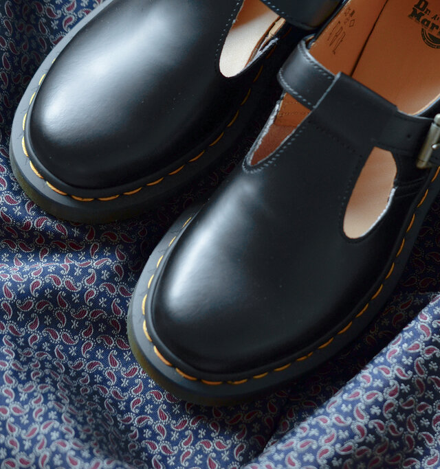 50年代に流行したクラシックなメリージェーンをモデルに復刻させた”POLLEY”シューズ。
学校の制服やカジュアルな場での使用だけでなく、ポップカルチャーに欠かせないアイテムとしても人気があります。伝統あるシルエットはそのままに、アッパーには滑らかなスムースレザーを使用。
ドクターマーチンのDNAであるイエローのウェルトステッチで仕上げました。