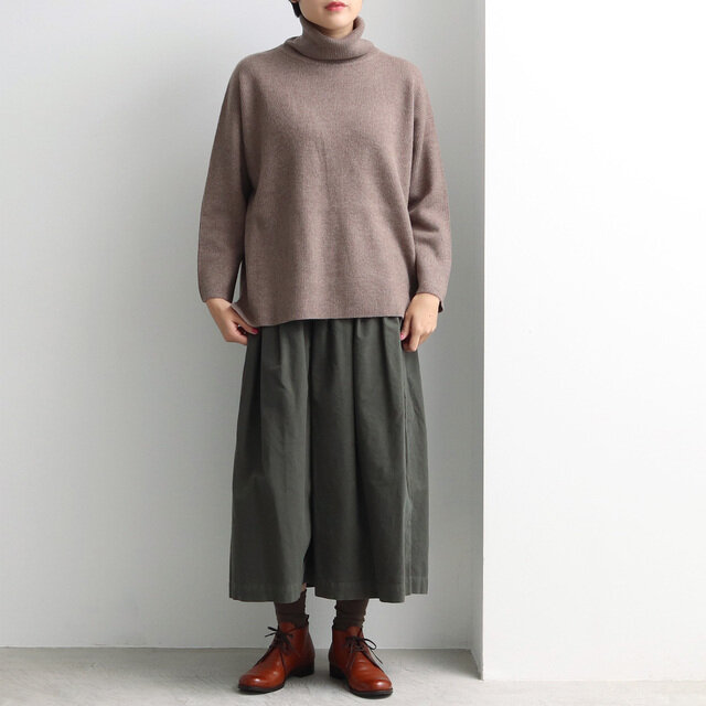 渋めの色を使ったコーディネートも秋冬ならでは。
パンツ、スカート問わずお使いいただきやすいデザインです。