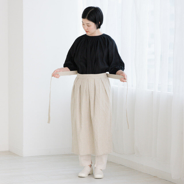 ④左右のひもを前にまわして引っ張り、ウエスト寸法を調節してください