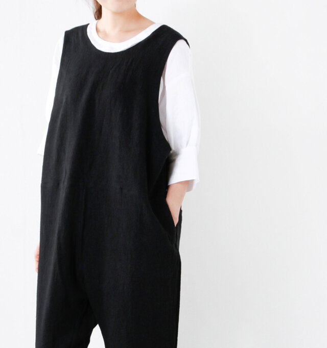 オールインワンをオーバーサイズにしたことで洋服の存在感が強まり、服とデザインに面白味が生まれました。大きな存在に包まれるようなリラックス感です。