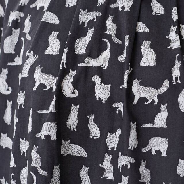 <Meow>
ラグドール、ブリティッシュショートヘア、メインクーン、アビシニアン、ベンガル、ビルマなど、さまざまな種類の個性豊かな猫たちが、徘徊したり、ポーズを取ったり、伸びをしたり、くつろいだりと、魅力あふれるカンバセーショナルデザインです。デザインスタジオで描かれたスケッチ風のインクペンのイラストは、大胆な地色に配置され、それぞれのネコを縁取るように丁寧に描かれています。