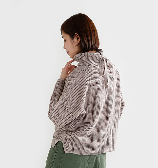 昨年人気を集めたデザインを
今年のカラーで再生産した
aranciatoだけのオリジナルニット。
ワッフル状に編まれたコットンが
たっぷりの弾力が身体を優しく包み込み、
ボリューミーで立体感ある
タートルは首元をしっかり包んで温か。