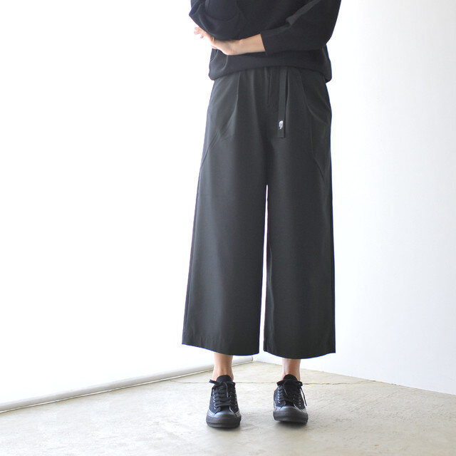 滑らかな質感のウール混トロピカルクロス素材を使用し、上品なウールの風合いとポリエステルによるストレッチ性を備えています。スタンダードな1本として、季節を問わず活躍してくれます♪