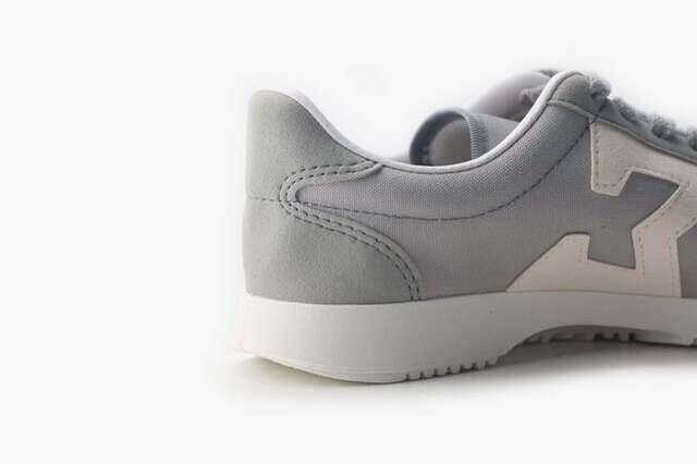 アウトソールの土踏まず部分を省くことで屈曲性と軽量化を高めています。ソールに使われているポリウレタンは優れた耐摩耗性や弾力性、耐油性があり、ゴムと比較して軽量でありここでも軽量化を追求。