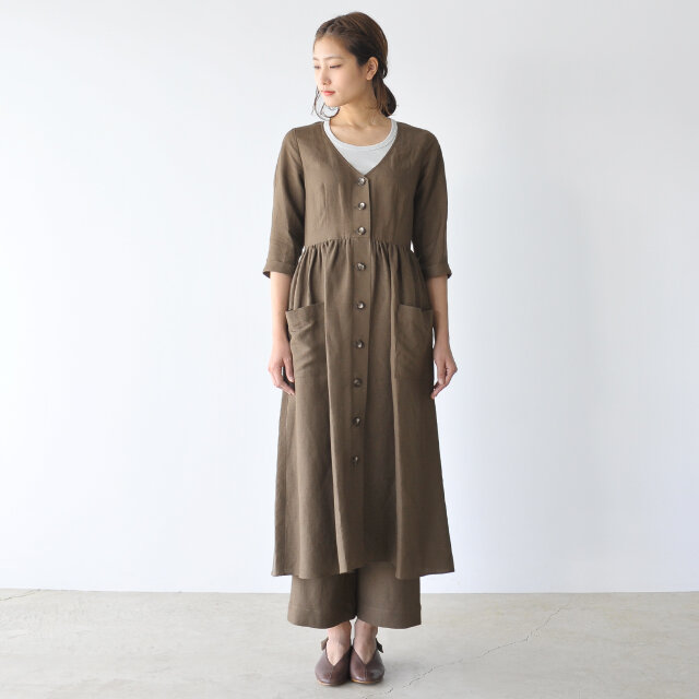 程よくゆとりがあり、リラックスして着られるシルエットが嬉しい◎。
体をすっぽりと覆うロング丈で体型をカバーしてくれます。