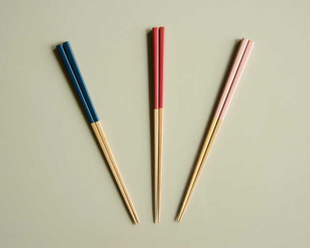 箸のカラーは全部で3色。竹の風合いとよく似合う、パステル調の柔らかな色味です。