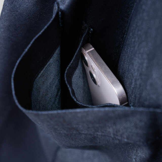 右側には小さな内ポケット付きで、スマートフォンや鍵の定位置に。探す手間が減り、すっきりと持ち歩けます。ポケットの中でも収まりがよく、シルエットもきれいに整います。