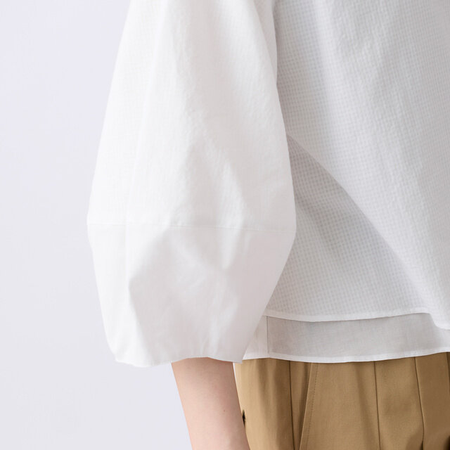 切替デザインの袖が、立体的なシルエットをつくります。