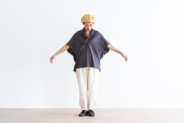 襟元のギャザーが上品な雰囲気。身幅もゆったりとしているので、夏でも涼しくさらっと着ていただけます。