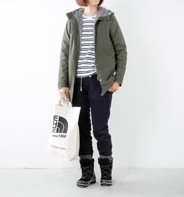 model yumi
height : 165cm / weight : 52kg
外出先や旅先での悪天候に対応できる撥水加工を施し、アウトドアだけでなく日常のあらゆるシーンで幅広く活用できる1着です。