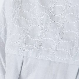 STAMP AND DIARY｜刺繍 ”ペサパッロ” 60コットンローン ベルトカラータックブラウス7分袖