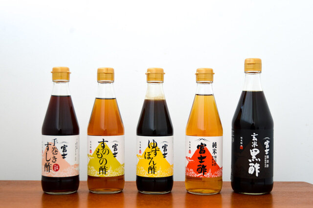 左から　富士手巻きすし酢、富士すのもの酢、富士ゆずぽん酢、純米富士酢、富士玄米黒酢