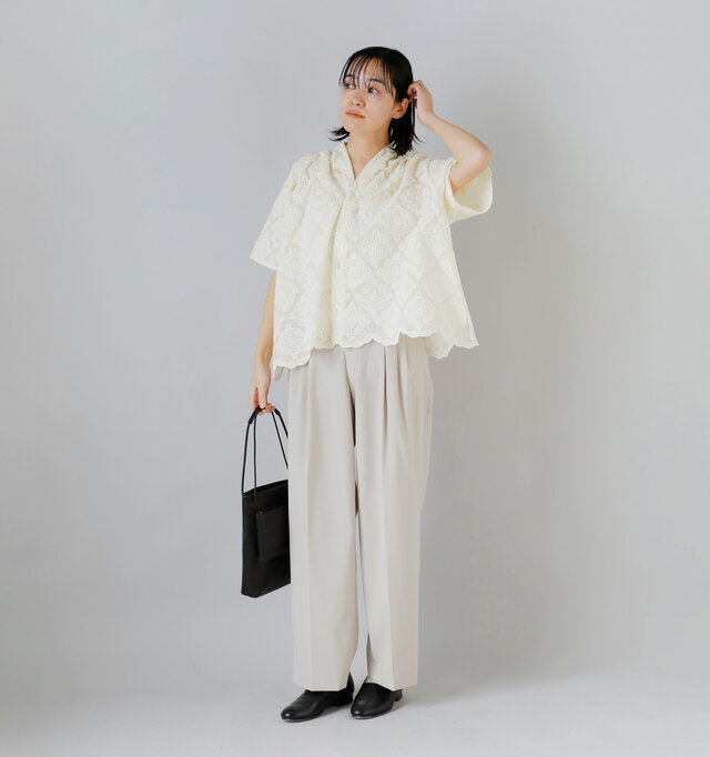 model saku:163cm / 43kg
color : ecru / size : F