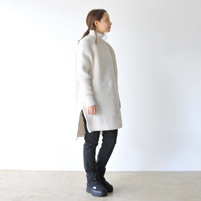 モデル:164cm / 46kg
color : チャコール(CH) / size : 6(24.0cm)
