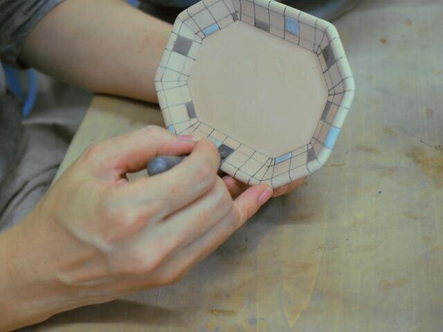 一点ずつ作家本人の手作業で絵付けされます(古川真紀子)