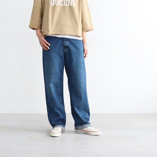 同じサイズでも少し落として腰穿きしてみるとこんな感じ。
すっきりしすぎず太すぎずなので、シンプルにTシャツと合わせてもバランス良し◎