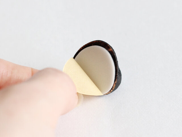 背面に付けられた両面テープで簡単に設置できるため、壁面にはもちろん、デスクなどの側面などちょっとした空間に気軽に取り付けられます。