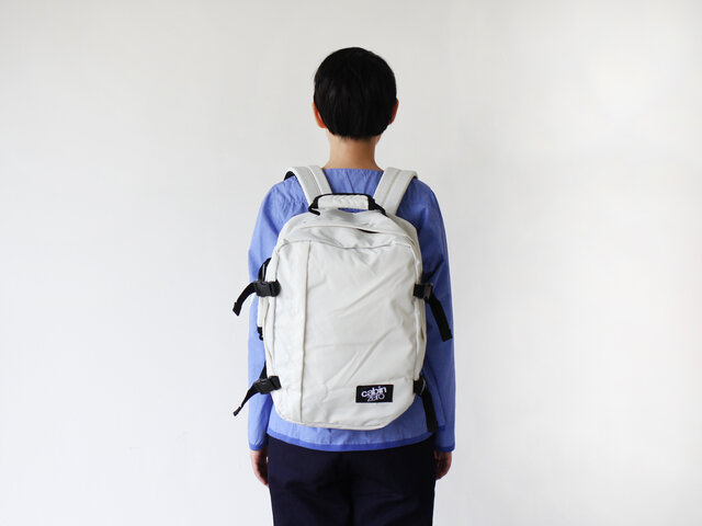 (28L)女性の背中にちょうど収まるサイズ感です。