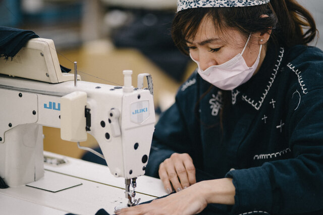 縫製職人さんの手で、平面から立体になっていく。