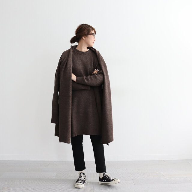 同じくmizuiroindのローブカーディガン。
見た目より重たくなくて、さっと羽織れます◎
両サイドにはポケットもついてます(重要)
ちなみに、中に合わせているのは先ほどご紹介したワイドチュニックです。
丈感もいい感じのバランスで合わせていただけますよ♩