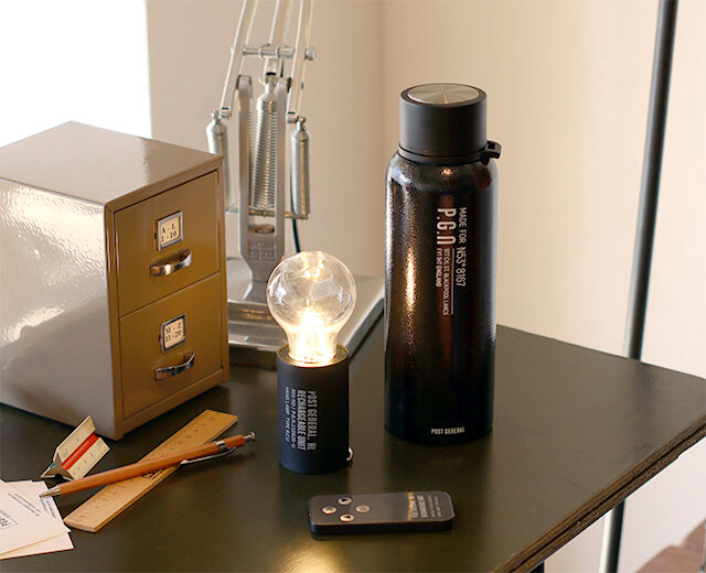 (左から)HANG LAMP RECHARGEABLE UNIT TYPE1、DOUBLE WALL BOTTLE 520ml BLACK