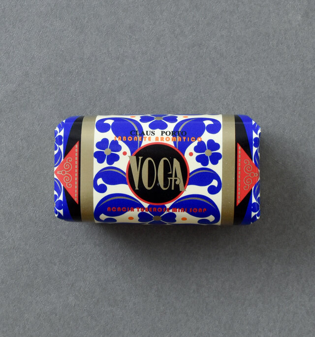 VOGAの香りは、ポルトガル産のアカシアの花と甘いチュベローズが合わさっています。ミモザとムスクがブレンドされた香りは、軽やかでありつつも魅惑的な香りを作り出します。パッケージデザインは、この香りのフェミニンでミステリアスな印象を表現しています。
