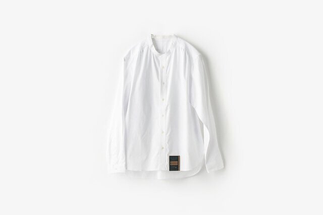 ベーシックなデザインの白シャツは、どのシーンにも合わせやすく。仕事と暮らしを区切らない、様々なライフスタイルに合ったシャツです。