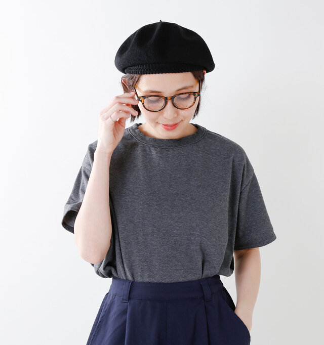 よくある黒レンズではなく、クリアなレンズがオシャレで 男女問わず使えるモデルです。