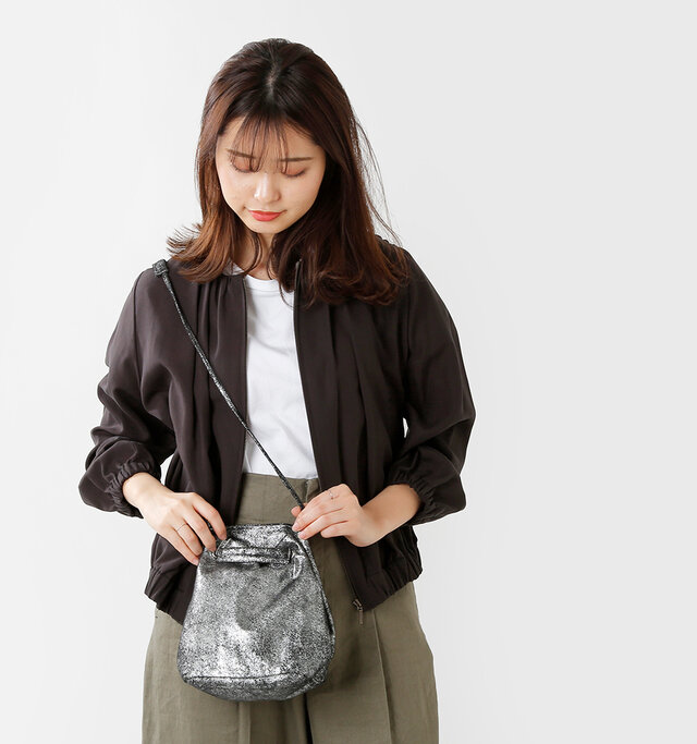 コロンとした形が愛らしい
巾着バッグはほどよい
大きさがトレンドの
ビッグシルエットなどと相性抜群。
aranciatoだけのクラックレザーは
表情豊かで立体感のある質感が、
定番のブラックは
どんなコーデにも合わせやすく、
メタリックカラーはコーデの
アクセント使いにぴったり。