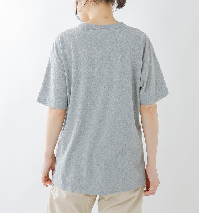 少しゆとりのあるシルエットで、楽に着ていただけます。