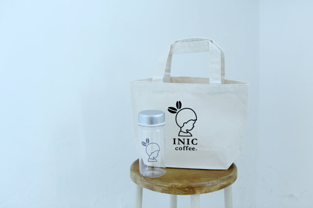 「INIC coffee」の、オリジナルトートバッグとボトルがセットになったスペシャルギフトです。お友達へのギフトに、可愛くて実用的なINIC coffeeオリジナルグッズはいかがでしょうか。
