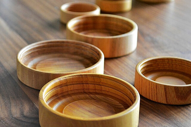 2つとない木目が蓋に個性を与え、穏やかな味わいを見せてくれます