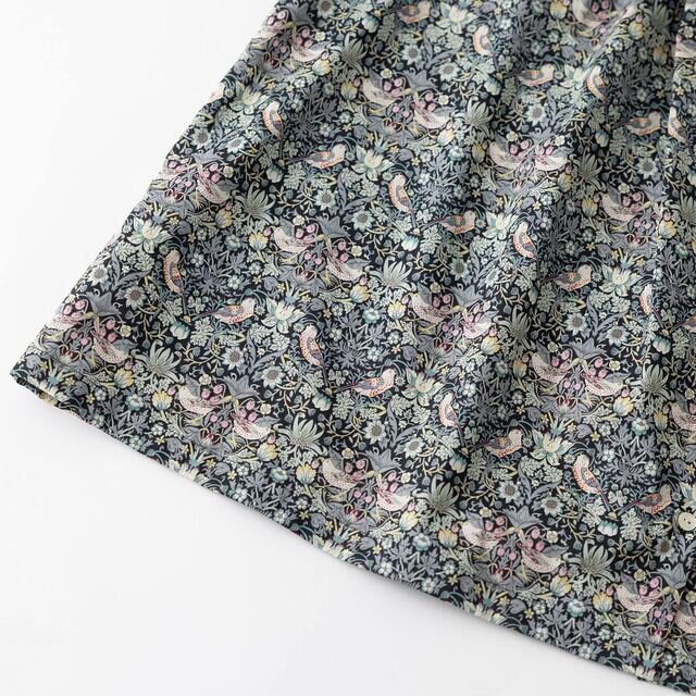 <Strawberry Thief>
英国の思想家、詩人、デザイナー、作家、画家でデザイン史上に多大なる影響を与えた、ウィリアム・モリス。イチゴ泥棒という名前のこのデザインは、モリス自身がイチゴを育てようとしたときに、鳥に食べられてしまった経験からインスピレーションを得て1883年に制作されました。1979年、リバティ社が調度品のファブリックとしてプリントし、その後タナローン用に柄を縮小しデザインを調整。1995年リバティ社のクラシックコレクションに加入し、今でも不動の人気を誇っています。