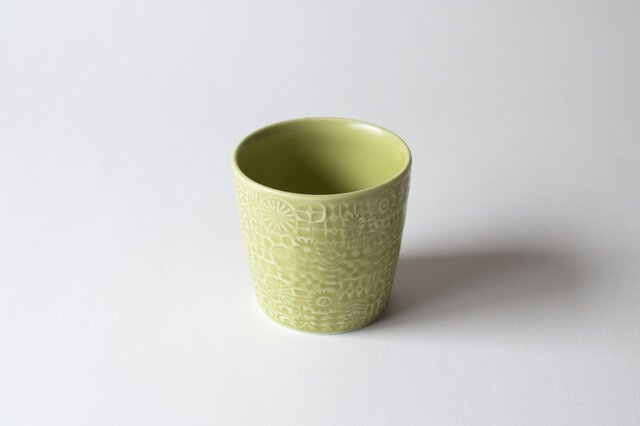 ■citron green
春の息吹を感じさせるような、明るいグリーン。可憐な白い花を飾りたくなります。