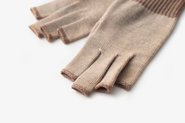 ウールの滑らかな肌触り。指先がほつれてこないように、高い技術で編み上げられています。