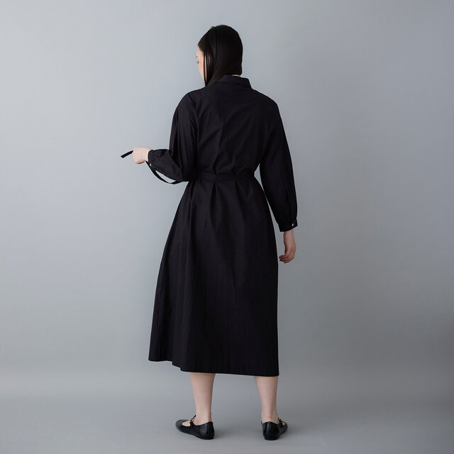 付属のリボンでウエストをきゅっと結べば、さりげなく女性らしいシルエットを描けます。