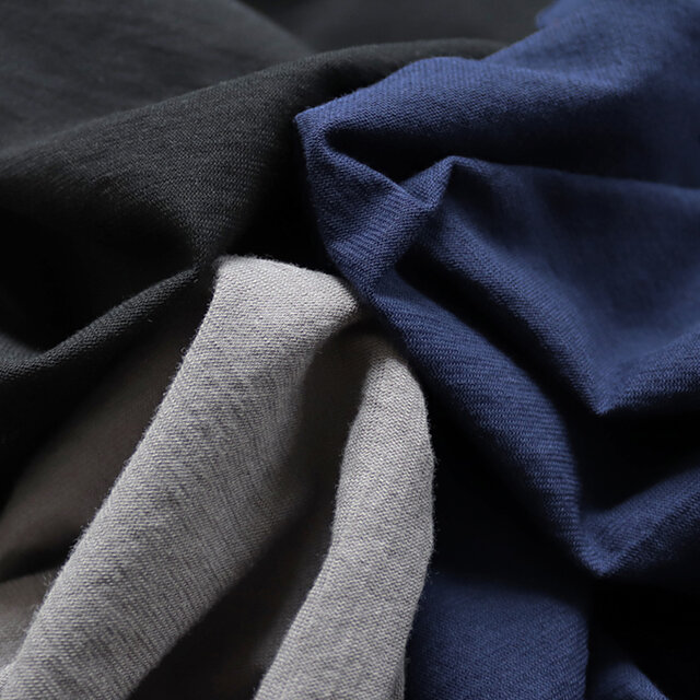 カラーは、グレー、ネイビー、ブラックの3種類。
生地は強撚クール天竺。さらりとしたやや薄手のTシャツ地です。