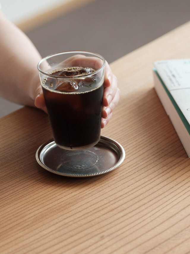 耐熱ガラスのため、グラスに氷を入れて熱いコーヒーや紅茶を注ぐことも可能。アイスコーヒー、アイスティー作りにもお使いいただけます。