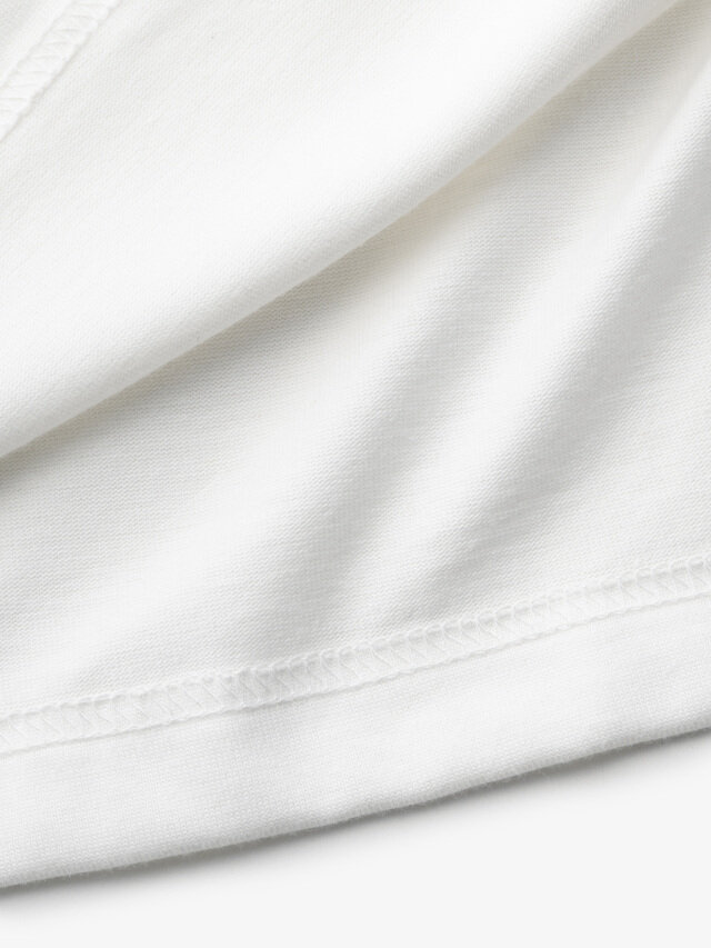 丁寧な二本針ステッチで仕上げられた裾まわり。